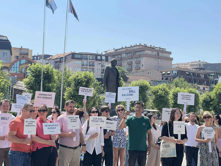 L'Ambasciata tedesca sostiene la protesta del Parlamento: prima campagna, seconda politica di partito