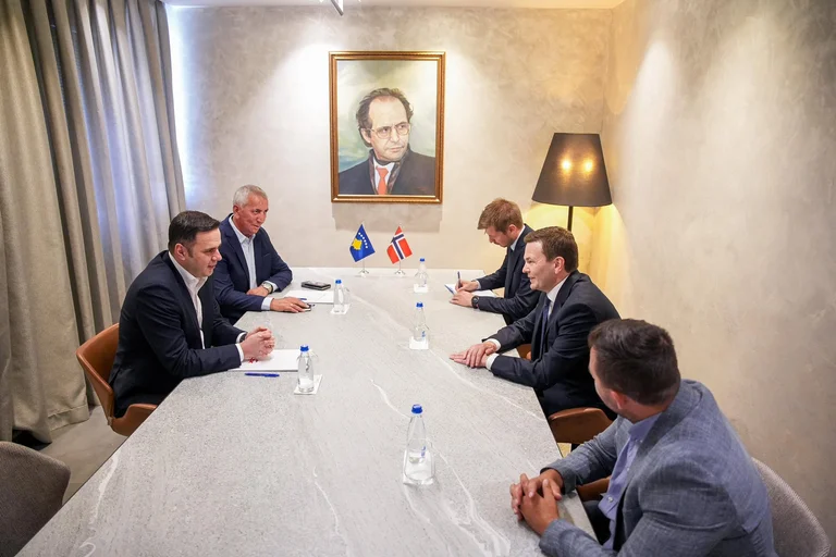 Abdixhiku rencontre l'émissaire norvégien. Ils parlent de la formation d'urgence des institutions et des sanctions de l'UE.