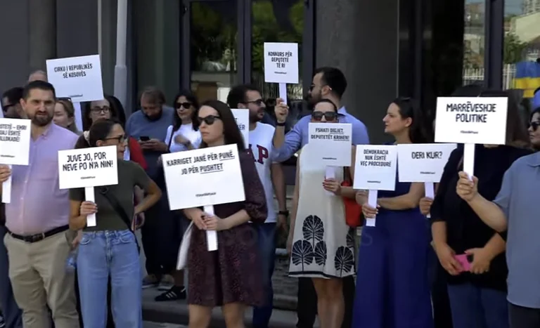 La sociedad civil protesta ante la Asamblea: ¿Quieres ir al mar?