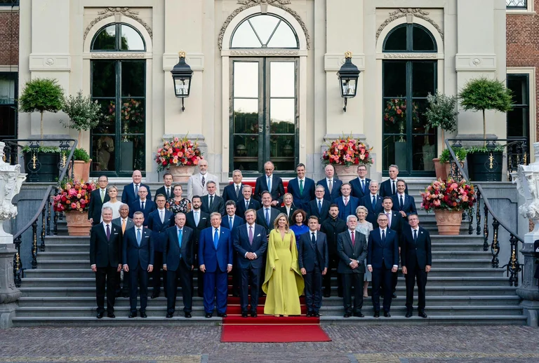 Rama separa la foto della famiglia dall'incontro con i leader della NATO