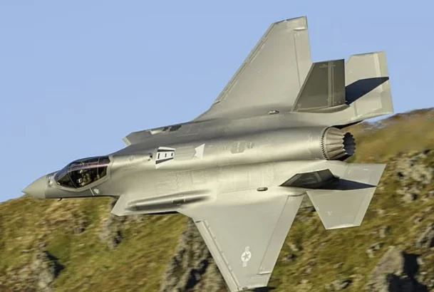 Britain to buy 12 American planes that can drop nuclear bombs