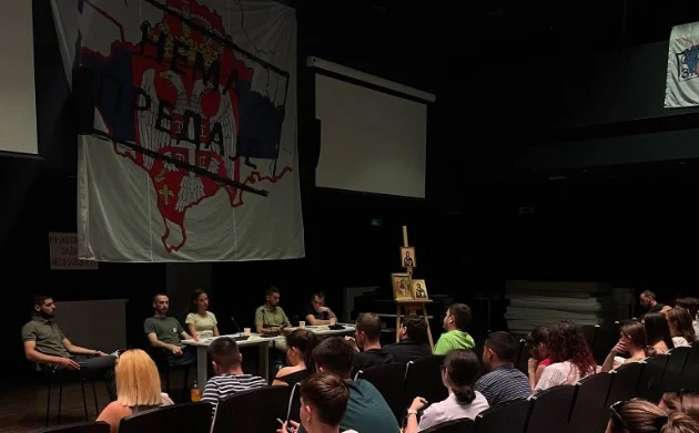 SKANDAL: Kosovo Karte mit serbischer Flagge erscheint auf einer Podiumsdiskussion in North Mitrovica, die Teilnehmer hatten auch UP
