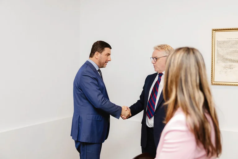 Krasniqi veranstaltet neue O Missionschef bei der Sitzung SEU im Kosovo, Gerard McGourk