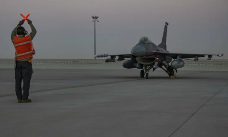 CNN: USA entfernte Flugzeuge von der Basis Iran mit Raketen vor Tagen