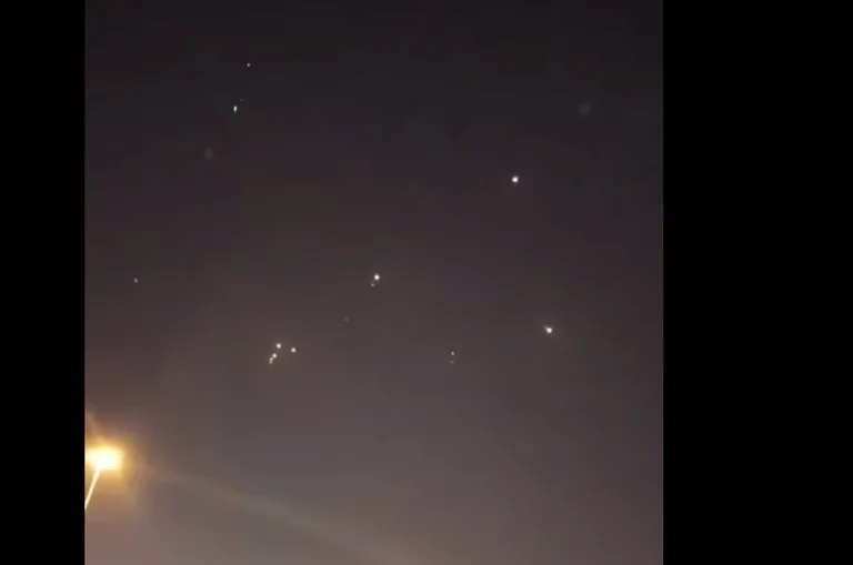 Qatar cierra el espacio aéreo después de que Irán lanzara misiles hacia la base estadounidense en Doha