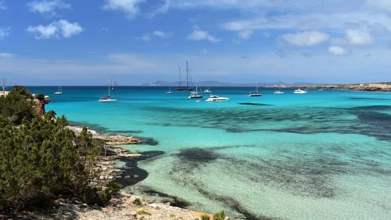 Orribili eventi sulla spiaggia della Spagna coprono cinque corpi senza vita con mani e piedi legati