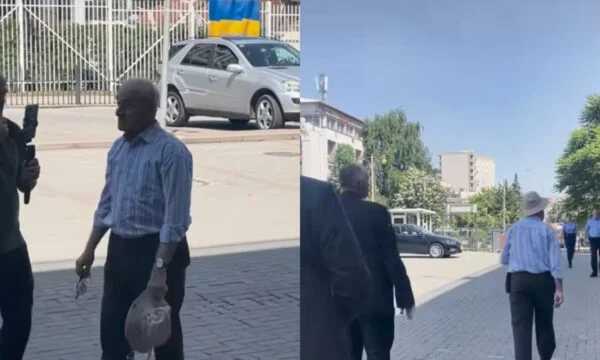 Reporter Esad Dujaka's vet approaches to greet reporters of the Parliament, security takes him out thinking he's a protestor.