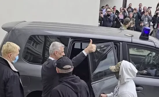 Thaçi pasi përfundoi vizitën në QKUK, kështu përshëndeti qytetarët (VIDEO)