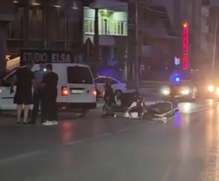 Zwei Verletzten im Unfall zwischen einem Auto und zwei Motorrädern in Pristina