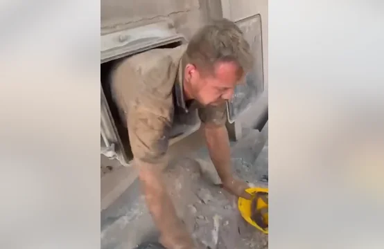 Spielen Sie ein Video darüber, wie ein KEK-Arbeiter aus dem Inneren des A5 Blockofens kommt