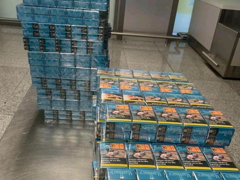 Trafic de cigarettes à l'aéroport de Pristina HINA Étrangers Stetaysa pris 100 feuilles avec des bannières albanaises