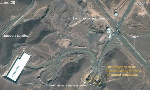 Images satellite avant les attaques américaines contre l'installation nucléaire de montagne de l'Iran : entrées dans des tunnels couverts de terre