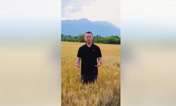 Peci aus einem Feld spricht von einem neuen <x0-Auftrag zur Landwirtschaft) sagt, es kam auch wegen des Verbrechenskampfes und der Korruption.