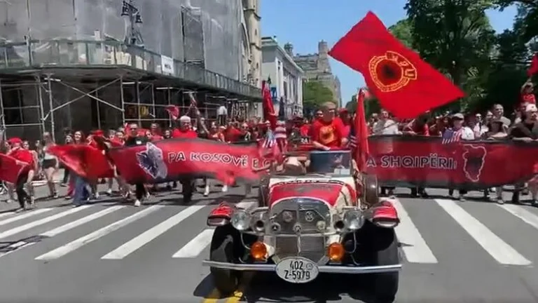 Albanians <x0) New York, thousands of people fill the streets in the red parade