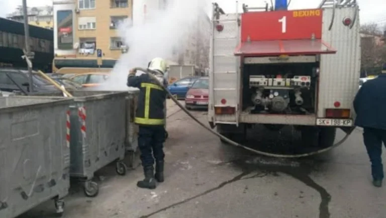 Digjen dy kontejnerë në vlerë prej 36 mijë euro në Skenderaj, në vendngjarje kishte mbishkrime “SRB dhe 4S”
