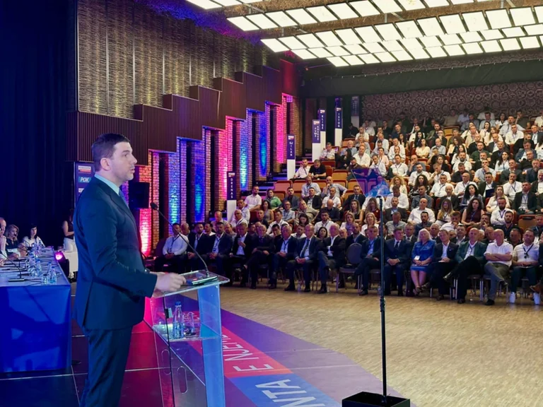 Krasniqi en el Convenio PDK: Nuestra causa es Kosovo, movilizarse para nuevas victorias
