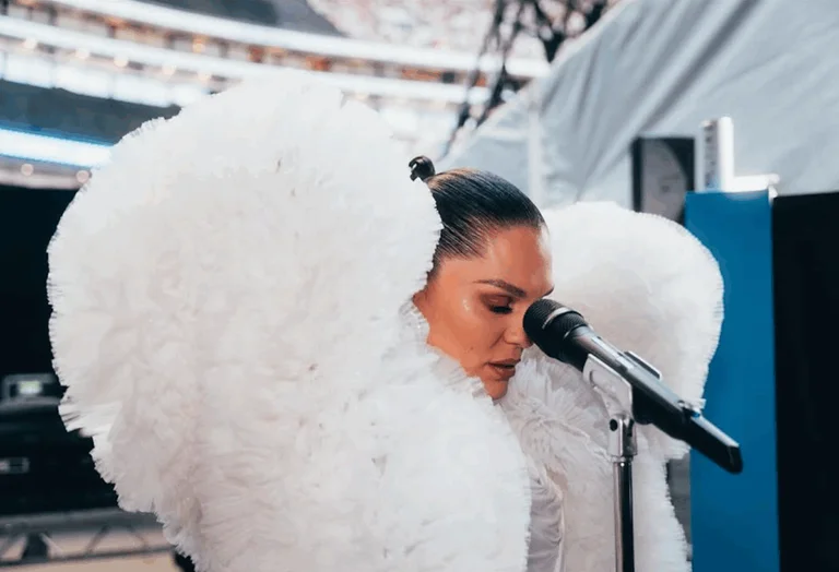 Amid tears, Jessie J.