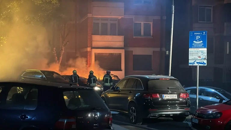 Brûler plusieurs voitures sur la côte du Soleil à Pristina