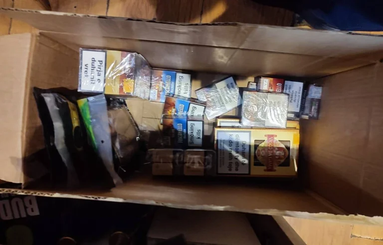 Des milliers de produits du tabac sans bannière à Prizren, la police arrête une personne