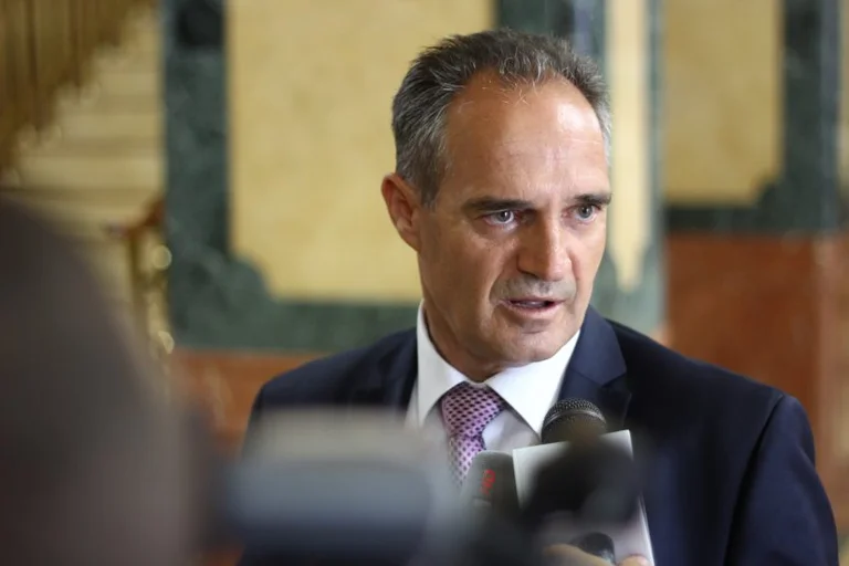 Kurt bat Hasan um seine Stimme: Ich wandte ihn herab, sandte seine Onkel.