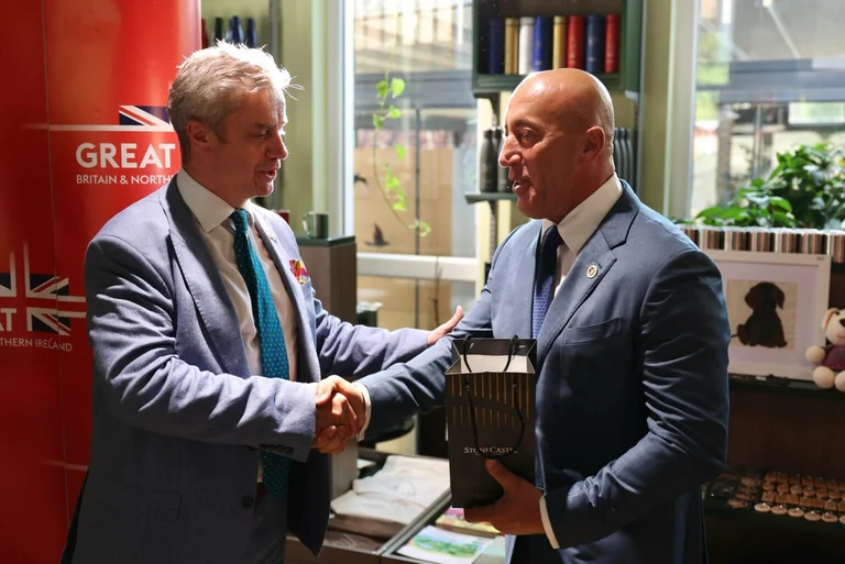 Haradinaj augura il suo compleanno a re Carlo attraverso l'ambasciatore britannico