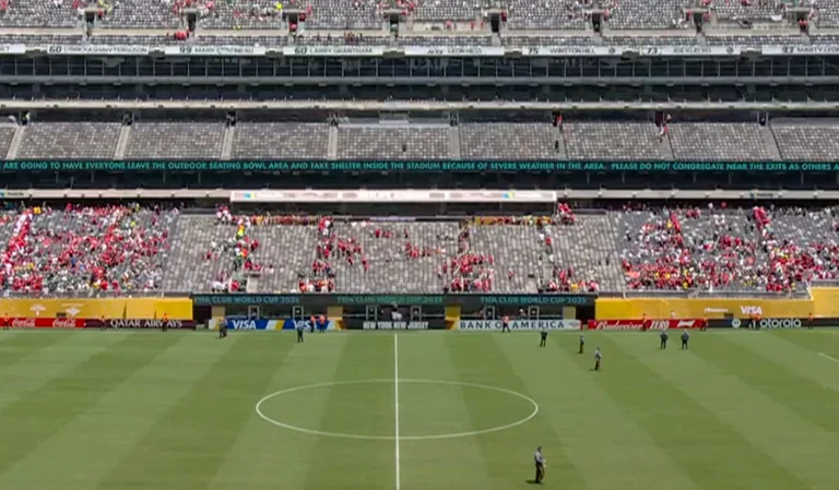 Stopped by World Cup Club match, fans are required to leave the stadium