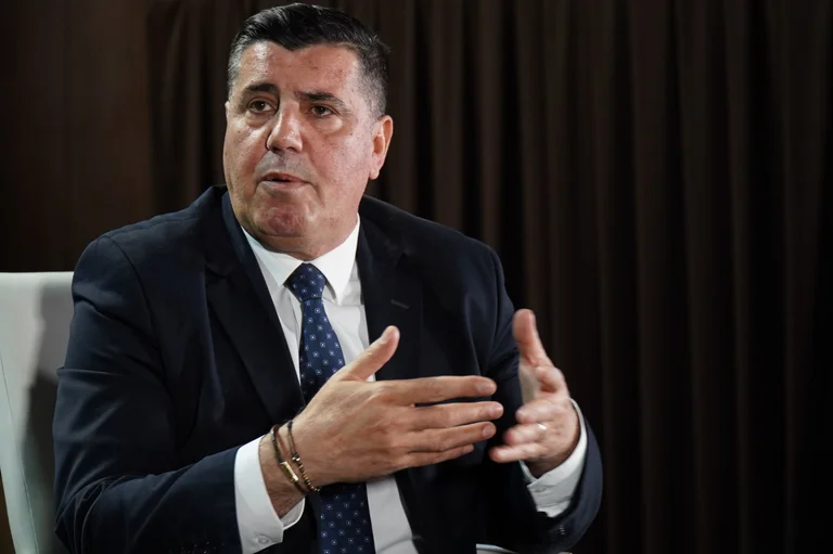 Haziri responde a Kurt por el término El gobierno está de servicio, pero los ministros del D.A. permanecen todo el tiempo