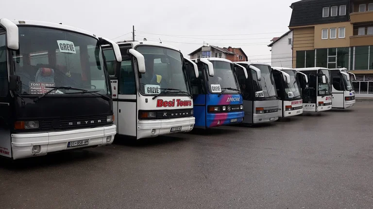 Priština Bustickets steigen