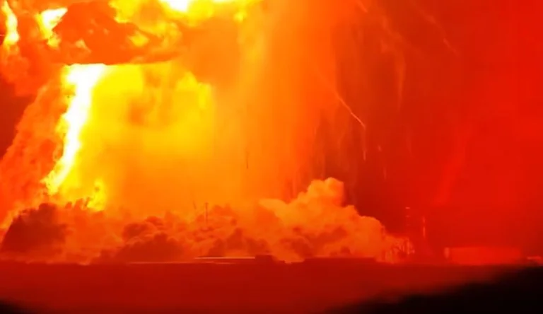Il momento in cui il razzo SpaceX esplode durante i test