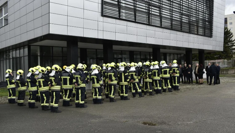 Gli incendi minacciano la natura e la vita dell'agenzia di emergenza dei cittadini