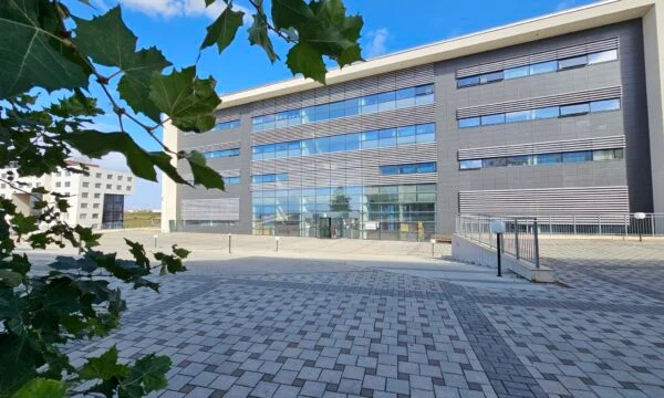 Le ministère public en coopération avec les douanes arrête une personne pour abus de ses fonctions officielles