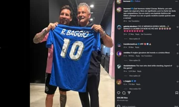 Lionel Messy akzeptiert ein Geschenk von Roberto Baggio