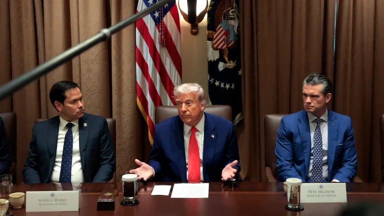 Trump rassemble l'équipe de sécurité nationale dans la salle de situation “
