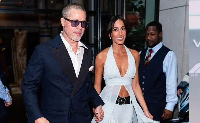 Brad Pitt apparaît amoureux d'Ines qui a 30 ans de moins