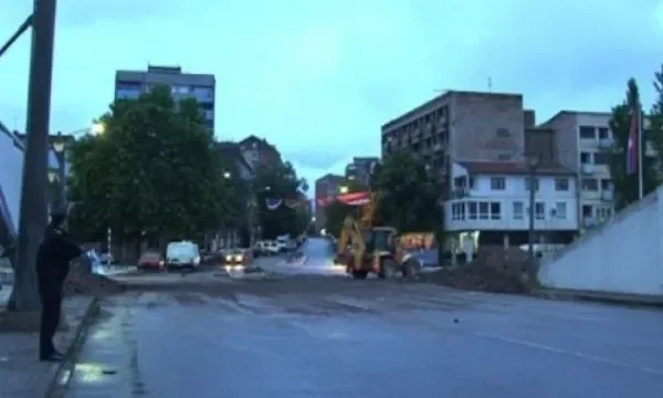 11 Jahre barricade Entfernung auf der Brücke in Mitrovica