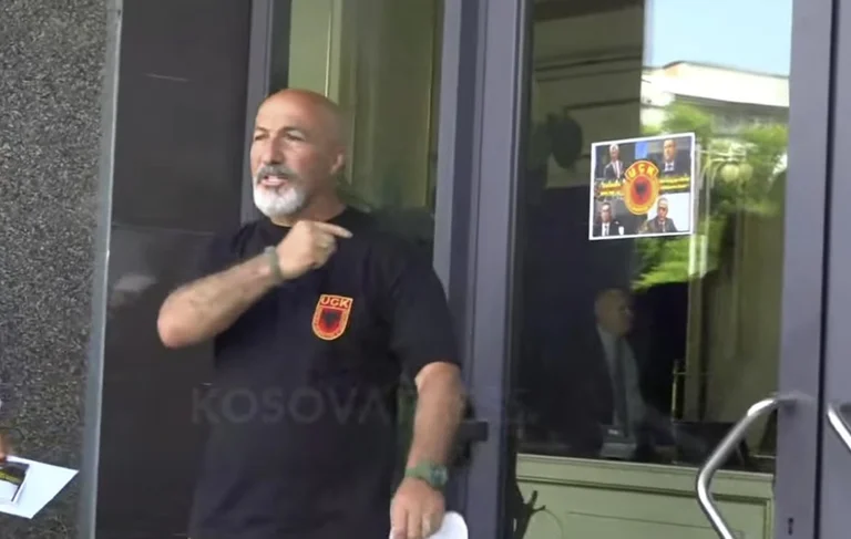 “Timeroan” proteste de nouveau devant l'Assemblée du Kosovo