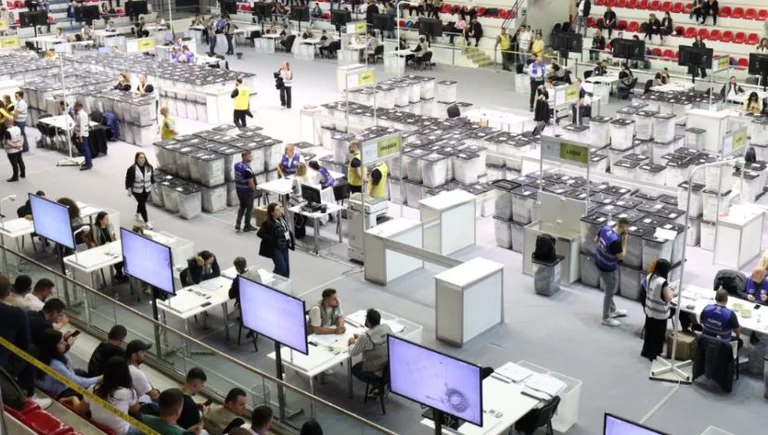 Il processo di conteggio dei voti inizia in quattro contee albanesi