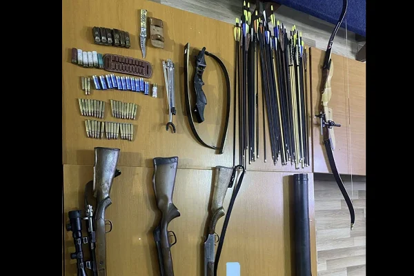 Tre persone arrestate per violenza domestica, sequestrate armi e quantità di munizioni