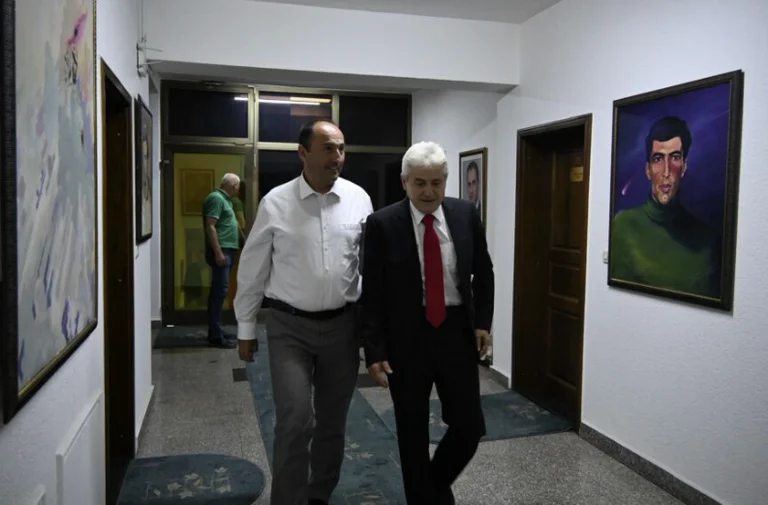 Ali Ahmeti expects him at Leburn Ali's office in recent elections, Kurti supported him V LENHin