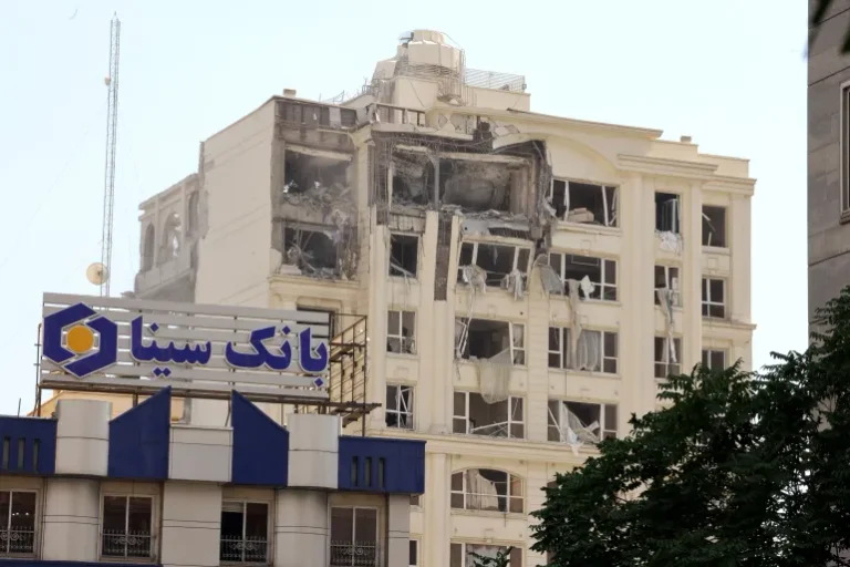 L'Iran annulla i colloqui con gli Stati Uniti e gli attacchi israeliani