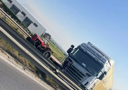 Pristina Straßenunfall Peja, Traktorfahrer verletzt