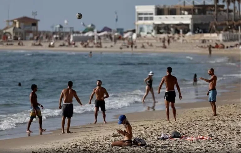 Israel: Las playas de Tel Aviv permanecen llenas, a pesar de la guerra de Irán