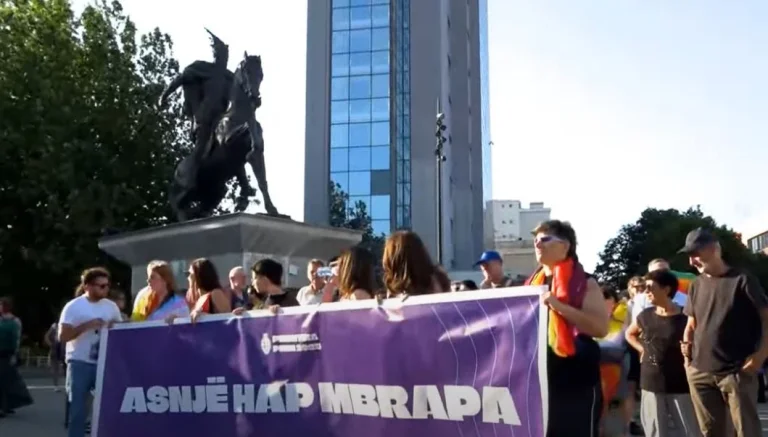 La parata Crenare si è tenuta a Pristina con il motto “no step back