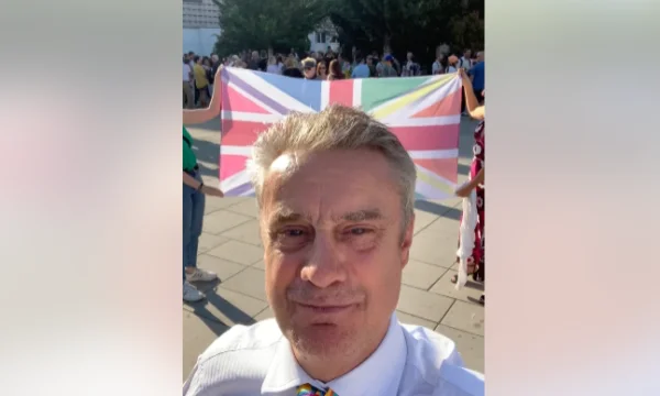 British Ambassador Märzs die Crenare Parade in Pristina: Ich stehe bei der LGBT+ Community