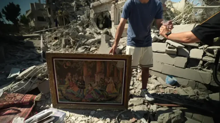 Israeli families return to see the ruins of homes