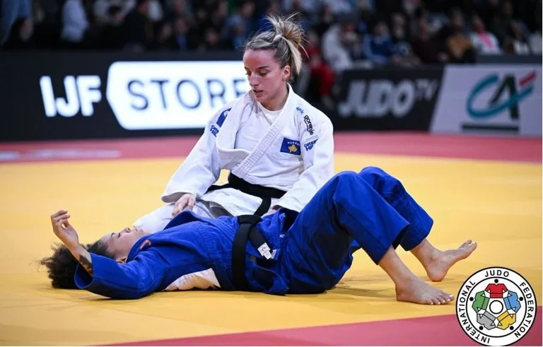 Distria Krasniqi derrota a Pereira brasileña, se mueve a la siguiente ronda