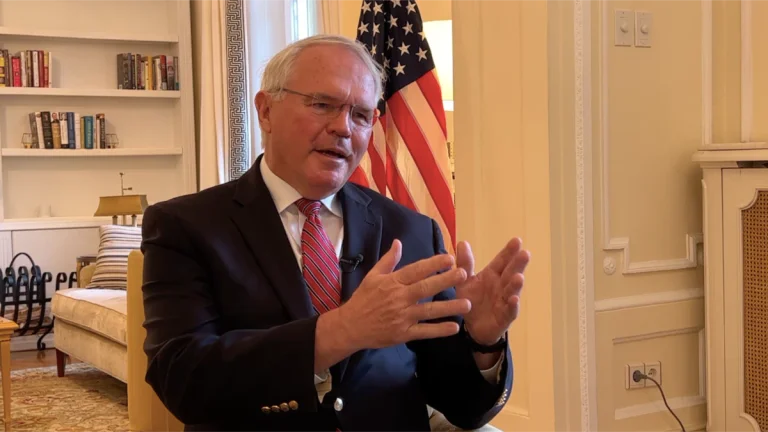 Hill: Në tavolinë nuk është njohja e Kosovës, por normalizimi i marrëdhënieve