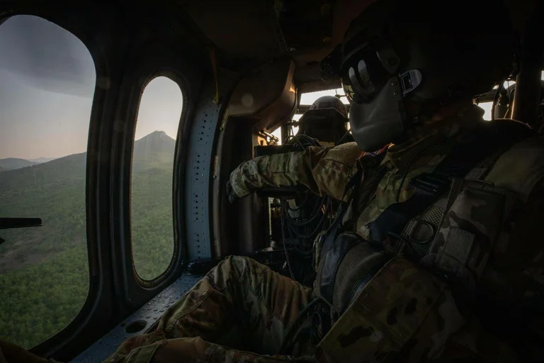 Des soldats américains de la KFOR réalisent un exercice en hélicoptère le long de la frontière du Kosovo avec la Serbie