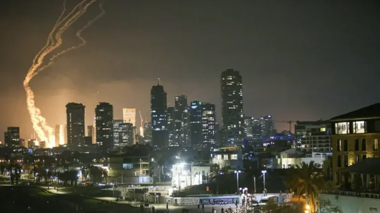 Ansicht: Himmel in Tel Aviv nach mächtigen Explosionen