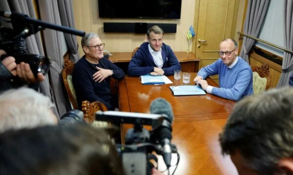 Merz, Macro y Starmer de Gran Bretaña hablan por teléfono sobre ataques en Irán